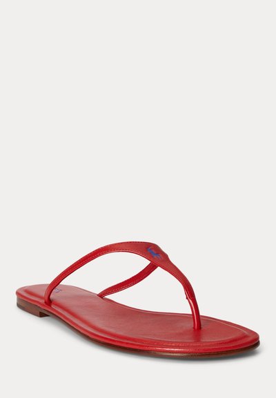 Κόκκινο δερμάτινο σανδάλι τύπου φλατ με ελάχιστα λουράκια και μικρό μπλε κεντημένο λογότυπο στο πάνω λουρί.