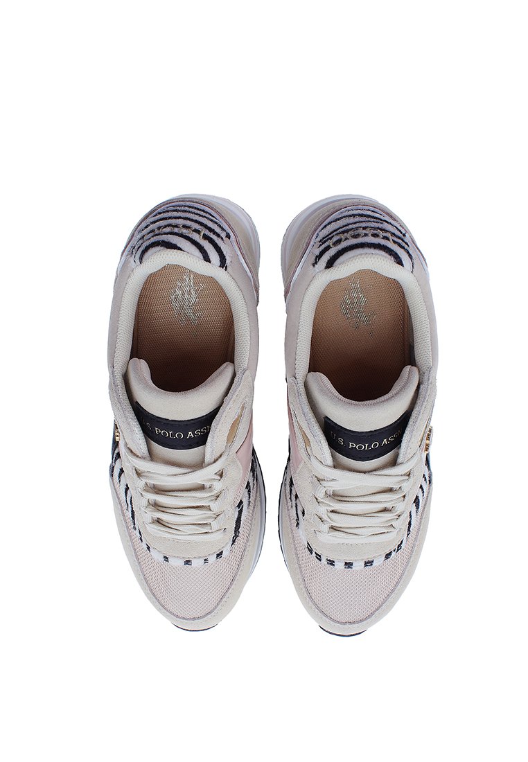 Helle rosa Sneaker mit strukturierten Oberflächen, schwarzen und weißen Streifenakzenten sowie einem Logo auf der Zunge. Sie verfügen über ein Schnürdesign und einen gepolsterten Kragen.