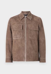 Brun suedetjakke med lynlås foran, spids krave og to brystlommer. Glat tekstur og minimalistisk design.