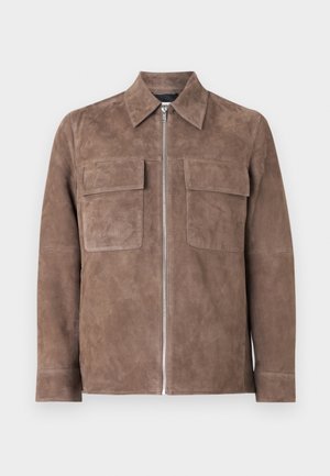Braune Wildlederjacke mit Reißverschluss vorne, spitzem Kragen und zwei Brusttaschen. Glatte Textur und minimalistisches Design.