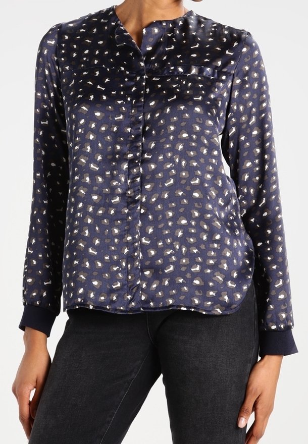 Blusa blu navy con motivo a stampa leopardata, texture in satin, maniche lunghe e chiusura frontale con bottoni. I polsini sono blu navy con finitura liscia.