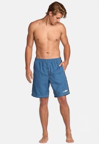 Zilas peldbikses ar elastīgu jostu, sānu kabatām un melniem akcentiem. Izgatavotas no viegla auduma, ceļgalu garuma dizains.