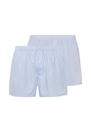 Twee paar herenboxershorts, één effen lichtblauw en één lichtblauw geruit met een gulp met knopen, beide met elastische tailles.
