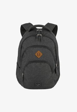 Grauer Stoff-Rucksack mit zwei Reißverschlussfächern, gepolsterten Schultergurten und einem strukturierten Frontpanel. Mit einem braunen Lederakzent.