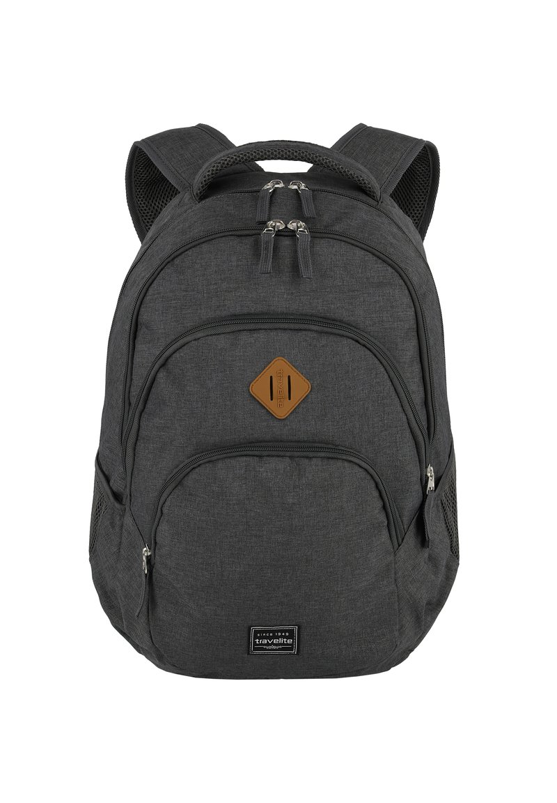 Grauer Stoff-Rucksack mit zwei Reißverschlussfächern, gepolsterten Schultergurten und einem strukturierten Frontpanel. Mit einem braunen Lederakzent.