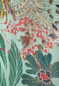 Bloemenprintstof met een turquoise achtergrond, rode, roze en groene bladeren, en gouden accenten die ingewikkelde patronen benadrukken.