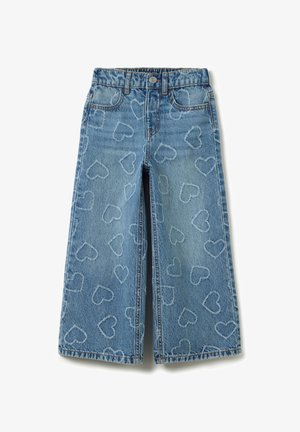 Jeans de mezclilla anchos de color azul claro con costuras en forma de corazón, que presentan un cierre de botón y un diseño de cinco bolsillos.