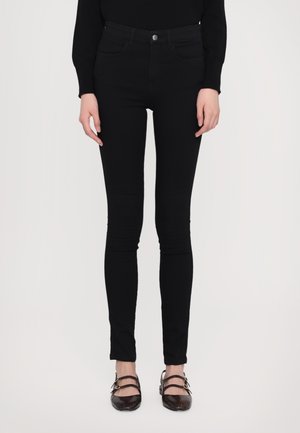Slank passform svarte jeans med høy midje, jevn denimtekstur, subtile frontlommer og knappelukking i midjen.