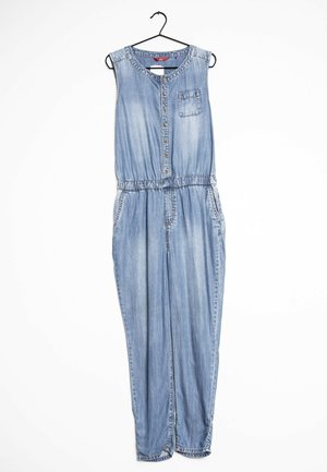 Denim-overalls med ærmeløs design, knaplukning foran, elastik i taljen, brystlomme og vide ben. Lyseblå med falmet tekstur.