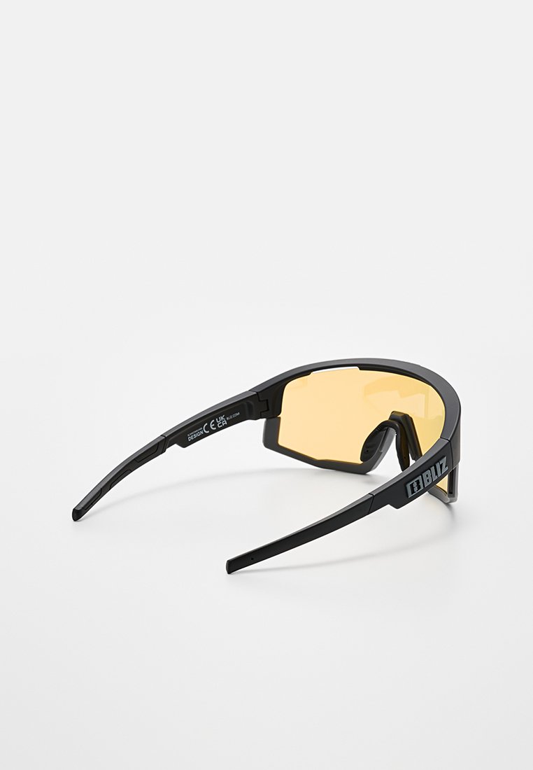 Schwarze Sportsonnenbrille mit gewölbten, gelb getönten Gläsern und "BLIZ"-Logo an der Seite, aus einer dreiviertel Rückansicht dargestellt.