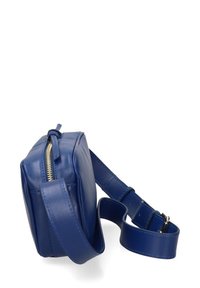Borsa a tracolla in pelle blu con forma rettangolare, chiusura con zip dorata e tracolla removibile. Texture liscia con design minimalista.