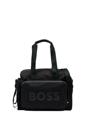 Borsa da viaggio in tessuto nero con due maniglie, una tasca frontale con la scritta BOSS e una tracolla regolabile su sfondo bianco.