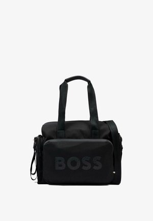 Bolsa de tela negra tipo duffle con dos asas, un bolsillo frontal con texto BOSS y una correa de hombro ajustable sobre fondo blanco.