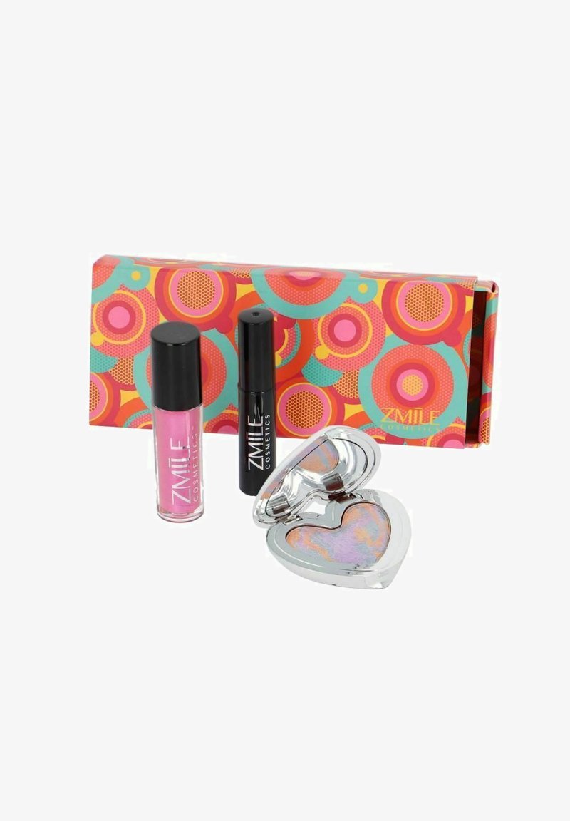 Kosmetiksats som inkluderar ett rosa läppglans, svart mascara och en hjärtformad highlighter i en färgglad mönstrad låda med cirkelformade mönster.