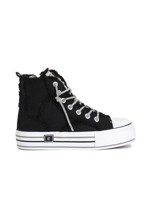 Sneakers alti neri in tela con bordi sfrangiati, occhielli in argento e lacci. Presentano una punta bianca e una suola a righe bianco e nera.