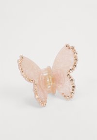 Ein pinkfarbener Haarspange in Schmetterlingsform aus strukturiertem Kunststoff, verziert mit goldfarbenem Strass entlang der Kanten. Verfügt über einen zentralen Scharniermechanismus.