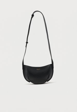 Μαύρο δερμάτινο τσάντα ώμου σε σχήμα ημισελήνου με ρυθμιζόμενο ιμάντα και μικρό χρυσό λογότυπο στο κέντρο μπροστά.