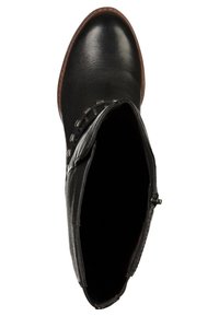 Botín de cuero negro con punta redonda, cremallera lateral y adornos de hardware decorativo a lo largo de la parte superior. Textura suave y tacón bajo.