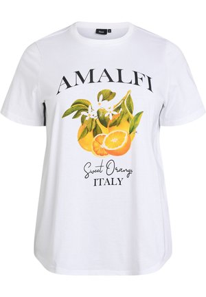 Weißes T-Shirt mit kurzen Ärmeln, bedruckt mit dem Schriftzug "AMALFI", einer Illustration von Orangen mit Blättern und Blumen sowie dem Schriftzug "Sweet Orange ITALY" darunter.