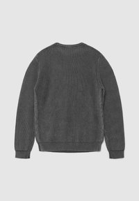 Maglione grigio lavorato a maglia che presenta una texture a costine, collo rotondo e maniche lunghe con polsini aderenti. Vista posteriore senza marchi o decorazioni visibili.
