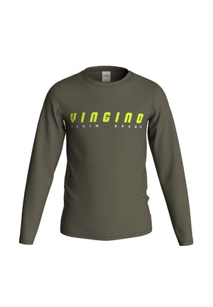 Oliwkowa koszula z długim rękawem z neonowożółtym napisem "VINGINO" i małym białym napisem "DENIM BRAND" na piersi.