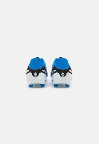 Botas de fútbol azules con una parte superior texturizada, detalles en negro y suela blanca. Presentan tacos moldeados para proporcionar tracción en el campo.