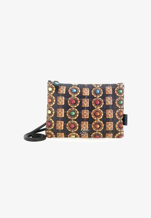 Piccola borsa rettangolare con una base nera, decorata con file verticali di motivi a perline colorate circolari e quadrate, e una tracolla nera.