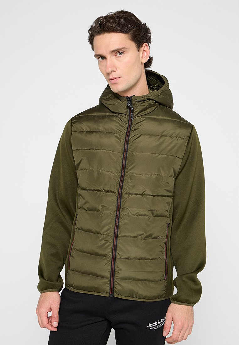Oliwkowa kurtka z ocieplanym przodem, gładkimi rękawami, kapturem, zamkiem błyskawicznym z przodu oraz bocznymi kieszeniami z kontrastowym przeszyciem.