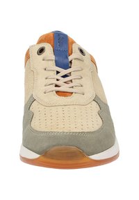 Beige Wildlederschuhe mit grünen Akzenten, gelochter Zehenpartie, braunem Absatz und blauen Details an der Zunge. Durchsichtige Gummisohle.