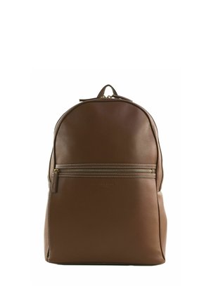 Brauner Lederrucksack mit vorderer horizontaler Reißverschlusstasche, abgerundetem Deckel und Tragegriff vor weißem Hintergrund.