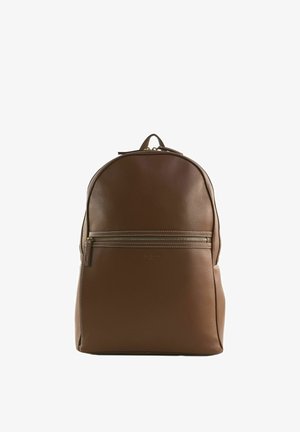 Brauner Lederrucksack mit vorderer horizontaler Reißverschlusstasche, abgerundetem Deckel und Tragegriff vor weißem Hintergrund.