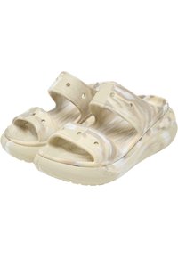 Beige mønstrede sandaler med to brede stropper, åben tå-design, teksturerede indersåler og en tyk polstret sål for komfort.