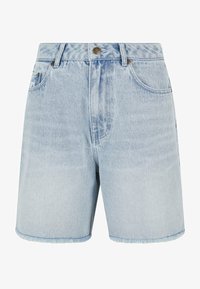 Bermudas de mezclilla de color azul claro con corte recto, bajo deshilachado y bolsillos frontales. Presenta un botón de metal y trabillas para cinturón.