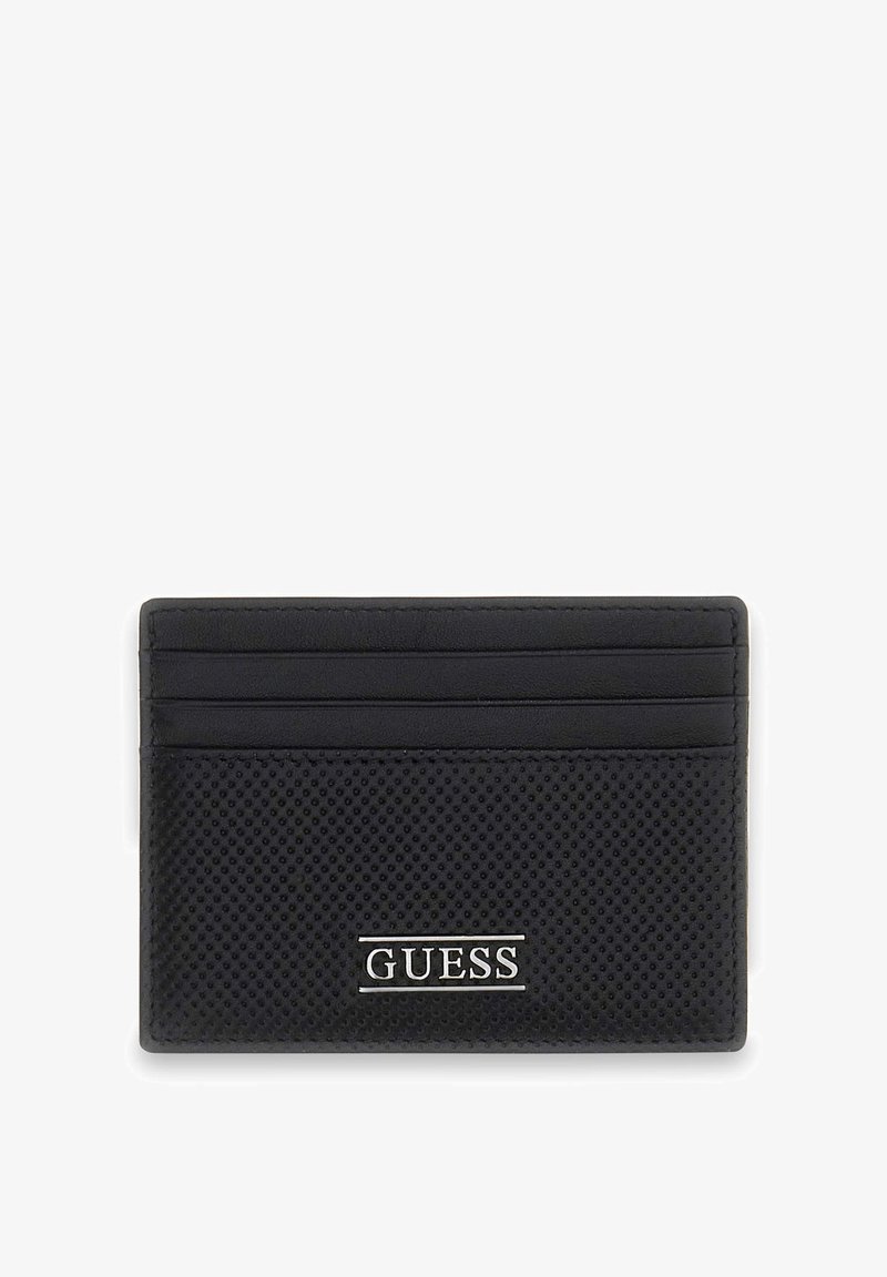 Porte-cartes Guess noir avec texture perforée et quatre emplacements pour cartes, arborant un logo Guess argenté sur le devant.