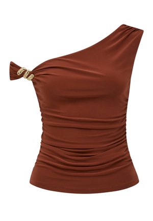 Rødfarget topp med én skulder, sidestramming og tre gullfargede ringdetaljer på motsatt skulder, tettsittende silhuett.