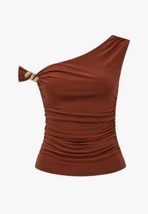 Roostevärvi ühe õlaga top külgmise kortsuga ja kolme kuldse rõnga aksendiga vastasseljal, kehale suruv lõige.