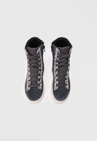 Hochschnitt-Sneaker in einer Kombination aus grauem Wildleder und Textil, mit einem Akzent im Leopardenmuster. Ausgestattet mit Schnürsenkeln und einem seitlichen Reißverschluss für einfachen Zugang.
