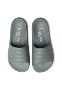 Zelené skluzné sandály vyrobené z měkkého materiálu; mají texturovaný svršek s vodorovnými drážkami, otevřenou špičku a potisk s logem.