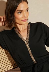 Love & Roses SEQUIN TRIM HANKY HEM SHORTS SLEEVE - REGULAR FIT - Denné šaty - black