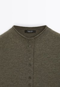 Maglione a maglia verde oliva con collo rotondo, dotato di chiusura frontale con bottoni, bottoni ravvicinati e una texture morbida. Etichetta del marchio visibile.