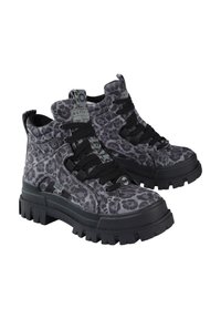 Sneakers alte con tomaia in tessuto grigio a motivo leopardato, lacci neri e suola nera spessa con profonde scanalature e dettagli con il logo.