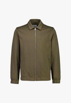 Olijf groene jas van zachte stof, met een ritssluiting aan de voorkant, een staande kraag en twee zijzakken met elastische manchetten aan de mouwen.