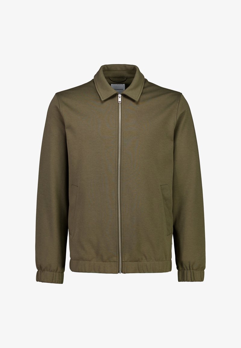 Olijf groene jas van zachte stof, met een ritssluiting aan de voorkant, een staande kraag en twee zijzakken met elastische manchetten aan de mouwen.