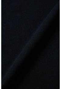 Dunkelmarineblauem Stoff mit einer weichen, strukturierten Oberfläche, die einen geschmeidigen Fall und eine dezente Lichtreflexion aufweist, ideal für Bekleidung und Accessoires.