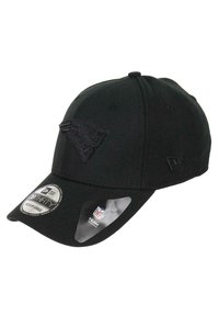Schwarze Baseballmütze mit einem geprägten Teamlogo auf der Vorderseite, gebogenem Schirm und verstellbarem Riemen auf der Rückseite. Hergestellt aus strukturiertem Stoff.