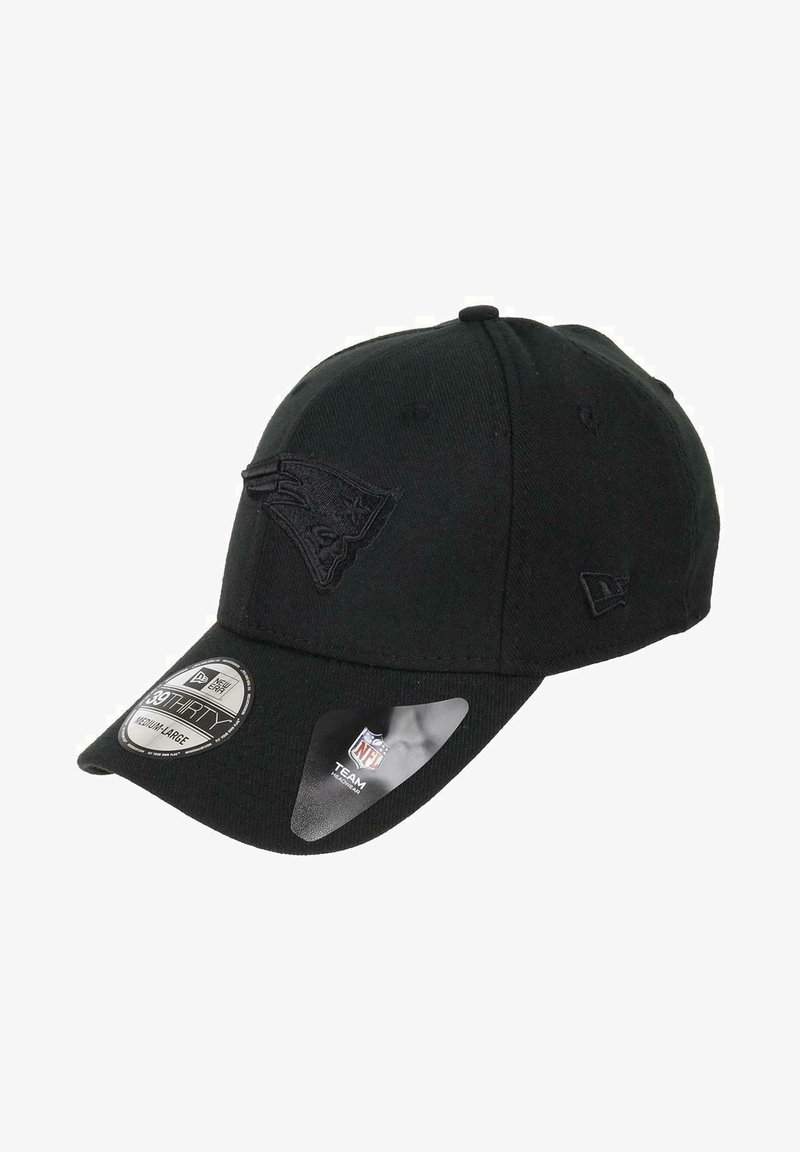 Schwarze Baseballmütze mit einem geprägten Teamlogo auf der Vorderseite, gebogenem Schirm und verstellbarem Riemen auf der Rückseite. Hergestellt aus strukturiertem Stoff.