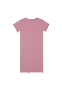 Różowa sukienka z prążkowanej tkaniny, z krótkimi falbaniastymi rękawami i prostym krojem. Posiada okrągły dekolt i falbaniasty detal u dołu.