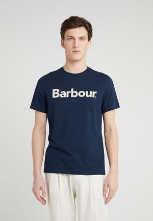Tengerészkék pamut póló, amelyen nagy, fehér "Barbour." logó található az elülső részen. Kerek nyakú, rövid ujjú, és normál fazonú.