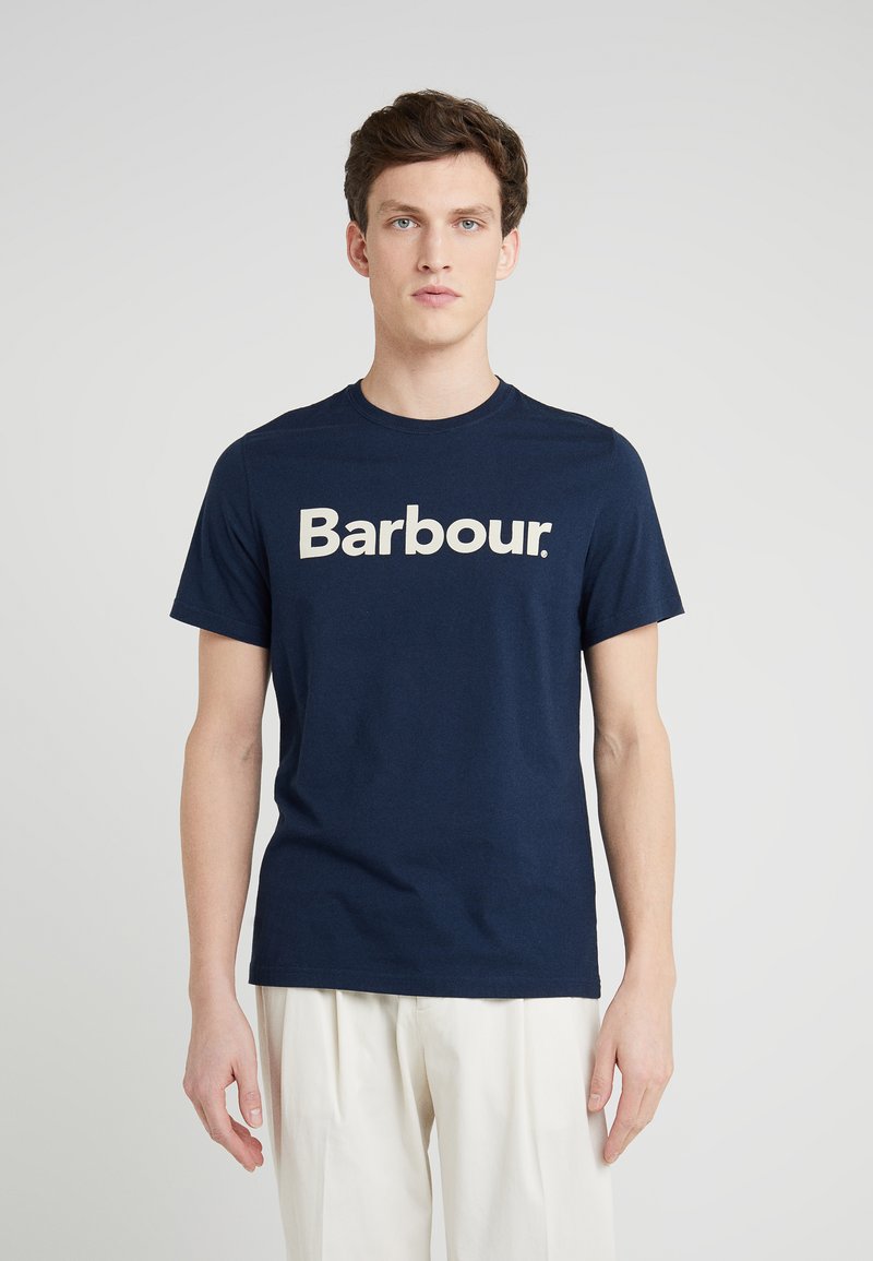 Námořně modré bavlněné tričko s velkým bílým logem "Barbour." na přední straně. Klasický kulatý výstřih a krátké rukávy, s běžným střihem.