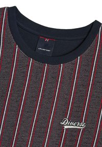 Koszula z krótkim rękawem w kolorze granatowym z pionowymi paskami w kolorze czerwonym i białym. Posiada ściągacz przy dekolcie oraz haftowane logo na piersi.